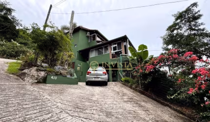 Vista Mar, 699m² de terreno, 2 quartos e ótima localização - À venda na Armação do Pântano do Sul.