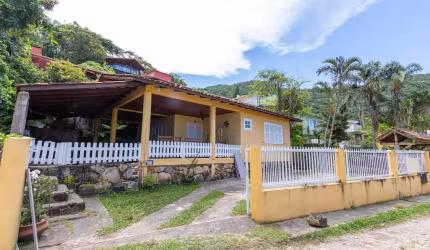À venda na Praia da Solidão! área com churrasqueira, 2 quartos e 3 vagas de garagem.
