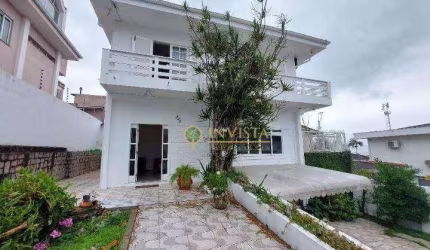 Locação em Coqueiros! Casa com 4 suítes, churrasqueira e 5 vagas de garagem.