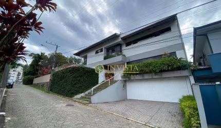 Alto Padrão no bairro Córrego Grande, próximo a UFSC! 6 quartos, piscina privativa, hidromassagem, churrasqueira e 2 vagas de garagem - À venda