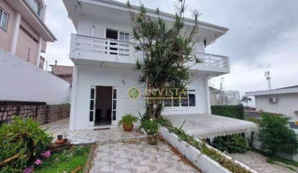 À venda em Coqueiros! Casa com 4 suítes, churrasqueira e 5 vagas de garagem.