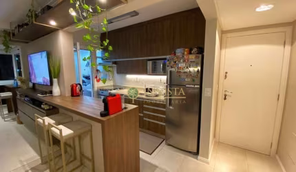 À venda no Itacorubi, próximo à UDESC! Apartamento semi mobiliado, com sacada e churrasqueira, 2 quartos e 1 vaga de garagem.