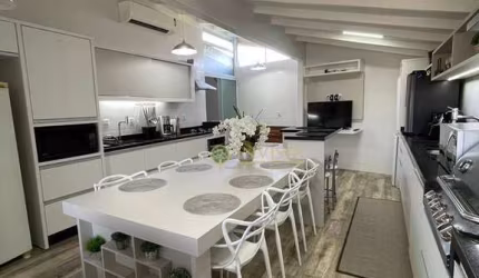 À venda em condomínio fechado na Praia de Ponta das Canas! 2 quartos, semi mobiliado e varanda com hidromassagem.