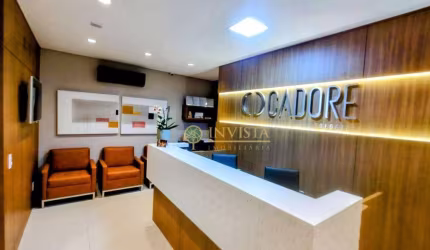 Sala comercial com 125m², 2 vagas e 3 banheiros - À venda no Centro de Florianópolis.