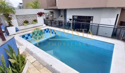 Piscina privativa em andar alto, sacada com churrasqueira e 4 quartos à venda no Centro de Florianópolis.