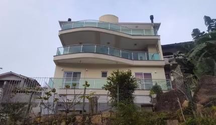 Alto Padrão no bairro Saco Grande! 3 andares, 440m², Vista Mar, 4 quartos e Hidromassagem - À venda em Florianópolis.