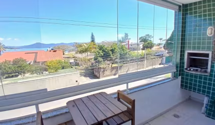À venda em Jurerê! Vista Mar, sacada com churrasqueira, 3 quartos e 2 vagas de garagem.