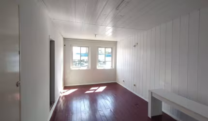 Sala comercial com 27m² - Locação no bairro Balneário do Estreito.