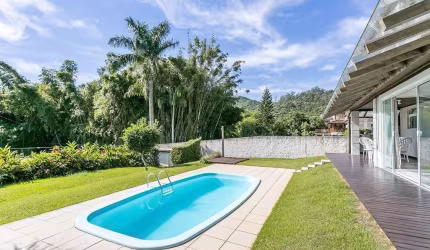 Locação em condomínio fechado no bairro Cacupé! Alto Padrão, Piscina privativa e 4 quartos.
