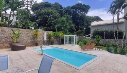 À venda em Condomínio Fechado! 4 quartos, piscina privativa, varanda gourmet e 360m².