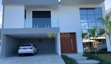 À venda | Villa Ratones, 320m², 3 suítes, piscina privativa e 2 vagas de garagem.
