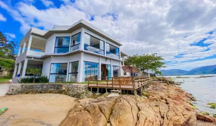 À venda | Frente Mar, 5 quartos, Pé na Areia, 450m² e 2 vagas de garagem - Guaporanga, Biguaçu.