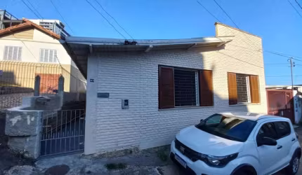 Locação | Semi mobiliado, 2 quartos, terraço e edícula - Centro, Florianópolis.