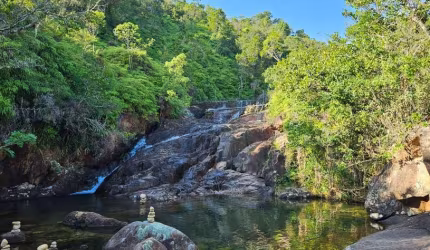 À Venda | Oportunidade em Governador Celso Ramos: Terreno com 106.934m², Cachoeira e Próximo ao Mar