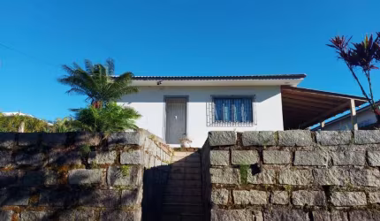 Locação | Casa com 110 m², 3 quartos e 2 vagas de garagem - Três Riachos, em Biguaçu.