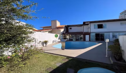 Casa de alto padrão, com terraço e vista parcial mar à venda na Agronômica.