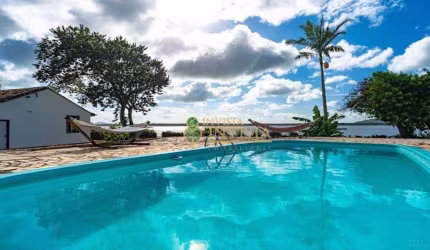 À venda na Lagoa da Conceição! 5.400m², pé na Areia.
