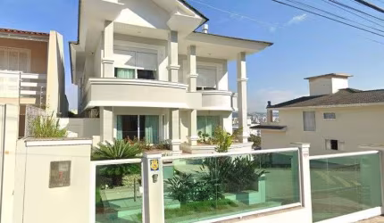 Alto Padrão no bairro Itaguaçu! Piscina, hidromassagem, 4 quartos, vista Mar, 505m² e 7 vagas de garagem.