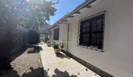 Casa de Esquina no Bairro Fazenda: 3 Quartos, 3 Banheiros, 270m² Construídos em Terreno de 295m² com Posição Solar Privilegiada