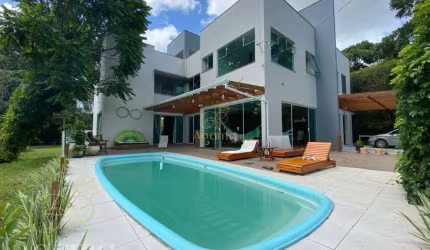 Esta propriedade versátil oferece 5 quartos, área gourmet, piscina e um amplo jardim. Ideal para moradia ou negócio.