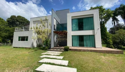 Esta propriedade versátil oferece 5 quartos, área gourmet, piscina e um amplo jardim. Ideal para moradia ou negócio.