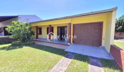 Casa com 3 dormitórios, 2 banheiros, cozinha, sala de estar e jantar, 2 vagas de garagem,  churrasqueira, mobiliado,  pátio fechado.