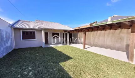 Casa com 4 dormitórios, mais 3 banheiros sociais, cozinha, sala de jantar, churrasqueira, abrigo coberto para o carro, pátio fechado, apenas 180 metros do mar. Vem conferir mais.