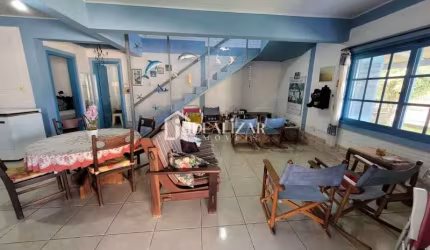 Casa com 4 dormitórios, sendo um suíte , mais 3 banheiros sociais.