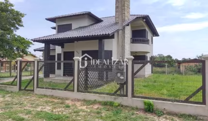Bela casa á venda em Arroio do Sal,  próximo ao centro, dispõe de 3 dormitórios, sendo um suíte com banheira de hidromassagem.