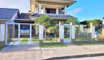 Bela casa com piscina, próximo ao centro de Arroio do Sal no bairro Vista Alegre, apenas uma quadra do mar.