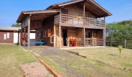 Casa com 3 dormitórios,  sendo 1 suíte,  mais um banheiro social, com pátio amplo.