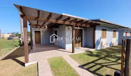 Casa com 3 dormitórios, sendo um suíte, apenas 460 metros do mar.