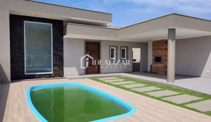 Bela casa á venda em Arroio do Sal, apenas 50 metros do mar, com piscina.