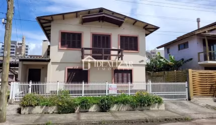 Apartamento, em Areias Brancas, com 3 dormitórios, 100 metros do mar.