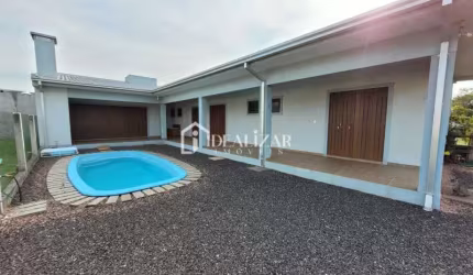 Casa com piscina, 4 dormitórios, apenas 80 metros do mar.