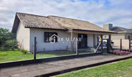 Casa de esquina na Praia de Figueirinha