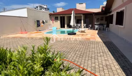 Bela casa ampla e com piscina a venda em Arroio do Sal.