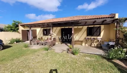 Bela casa com 3 dormitórios, próximo ao centro de Arroio do Sal.