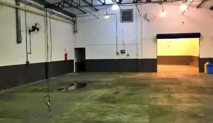 Com um terreno amplo de 562 m² e uma área construída de 422,80 m², esta propriedade é o espaço perfeito para expandir seus negócios