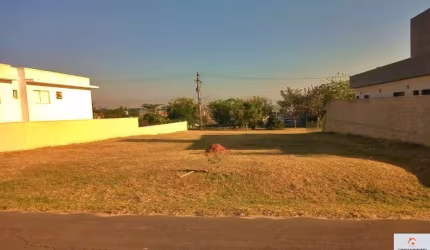 Condomínio Palmeiras Imperiais, na cidade de Salto, este terreno à venda oferece uma oportunidade única para criar a casa perfeita