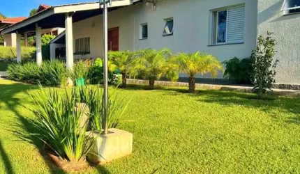 Excelente casa térrea com 2.000m² terreno com uma construção de 480m² , distribuído em 4 suítes, sala grande, cozinha grande, lavabo