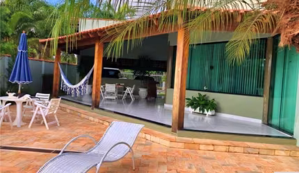 Linda casa em Condomínio com muito verde e segurança, a casa tem uma área de construção de 363 metros, equipada com 4 Dormitórios, sendo 1 suíte,