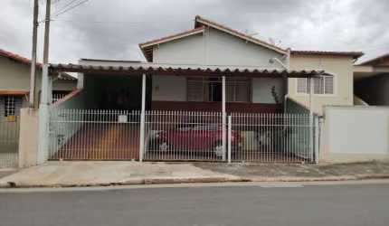Casa residencial extremamente bem localizada, ao lado Av. Caetano Ruggieri