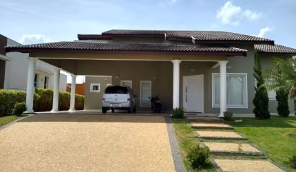 Localizada em um lindo terreno de esquina, próximo da área de lazer em um dos condomínios mais completos com ampla área de lazer, piscina, sauna,