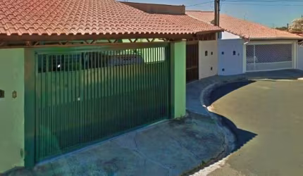 o imóvel possui. sala com uma charmosa área de luz, cozinha espaçosa, clara e arejada, lavanderia com dispensa, três quartos, sendo um com suíte