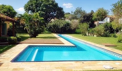 Linda casa em condomínio Fechado, totalmente térrea .