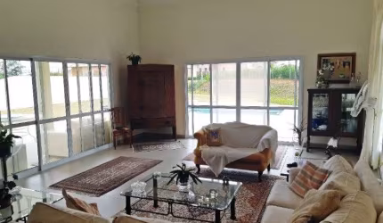 Casa térrea disponível para venda no Condomínio Xapada Parque Ytu em Itu, são 1200 m² de área total sendo que 354 m² de construção .