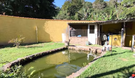 Casa térrea com 3 dormitórios, suite, lago com peixe.