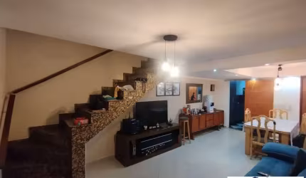 Sobrado na Vila Camilópolis, excelente localização.