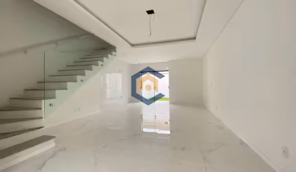 Casa Sobrado com 1 suíte mais 2 quartos no Bairro Bom Retiro, Joinville/SC